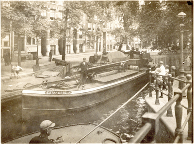 76290 Afbeelding van een schip van de vervoersmaatschappij Estafette (nr. IX) in een van de grachten van Amsterdam.